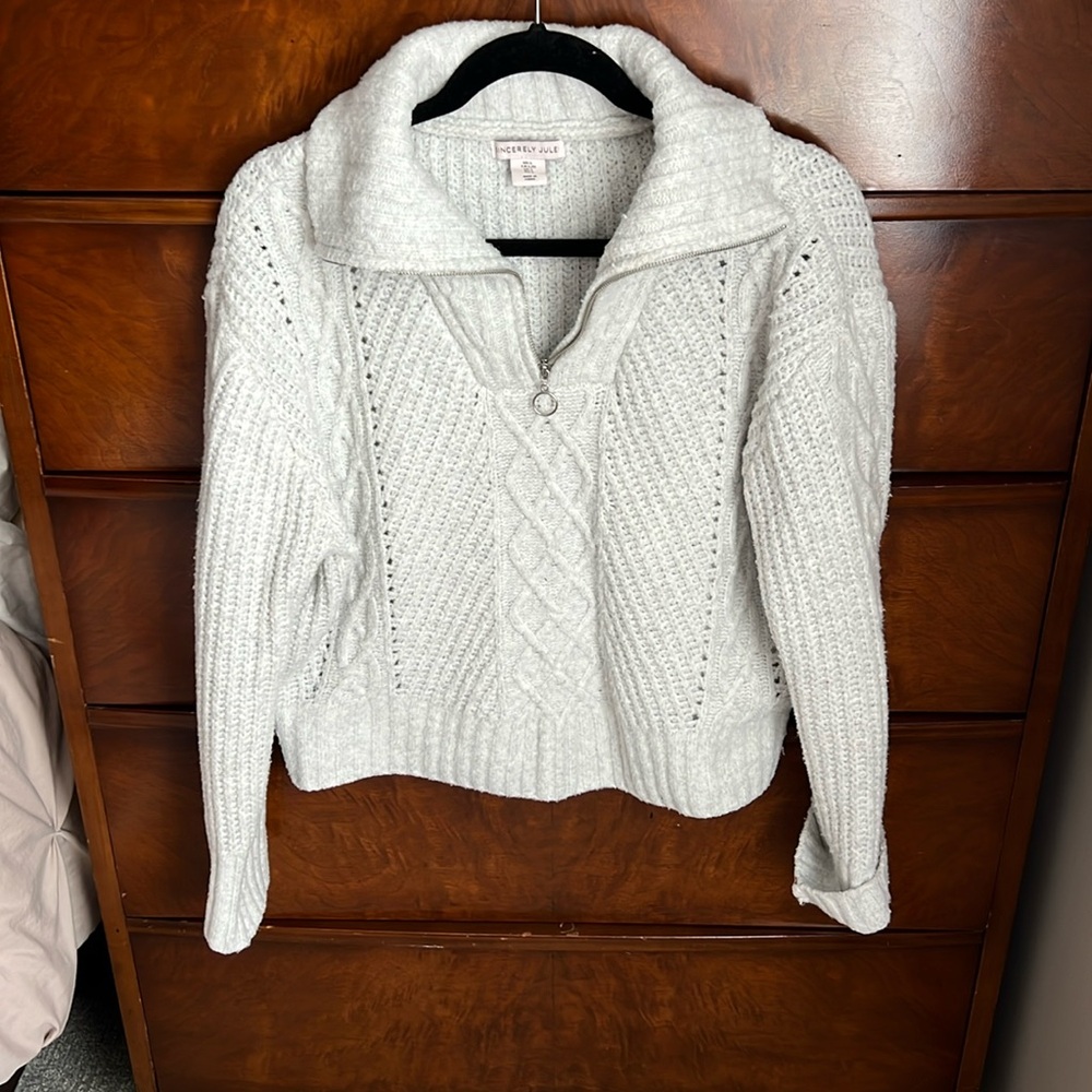 OWO Quarter zip gray sweater with design on front